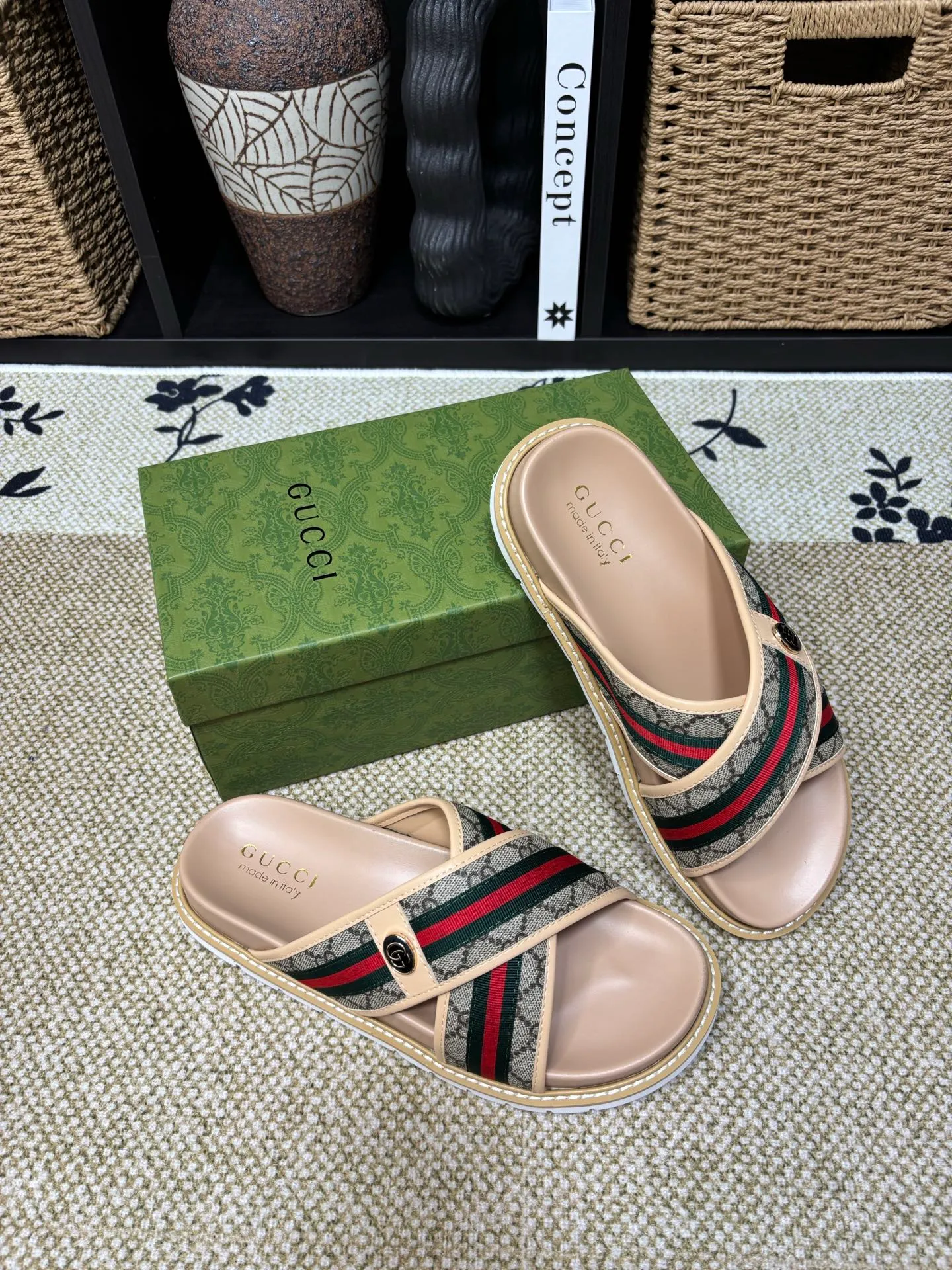 Factory 💰 300 yuan Gucci slippers] high-end men's shoes brand official website 1:1 latest masterpiece: original mold customization, the fabric is made of imported original materials, upgraded outsole, lighter and non-slip. The market's top quality, simple yet tasteful, a must-have for fashionistas, fashionable at your feet, full of confidence, the same style at the counter 👍The season of summer slippers is here. Code: 38-45 (45 customized)